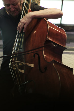 L1052933